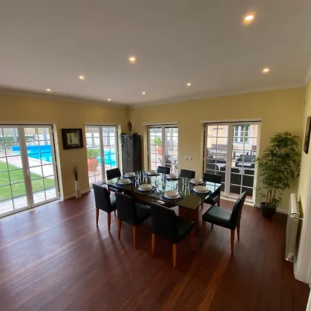 Spacious Ground-floor With Private & Heated Pool Villa São Martinho do Porto